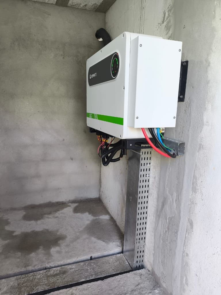 Instalação de inversor fotovoltaico — Alvor Energia